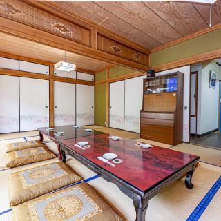 緑豊かな自然に囲まれた当店は、優しい光に包まれたアットホームな空間です。家族や友人と共にリラックスしながら食事を楽しめる場所で、お子様連れでも安心してご利用いただけます。温かい心のこもった料理は、皆様の大切なひとときをさらに穏やかにします。自然の恵みを感じながら、心温まる時間をお過ごしください。