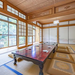 古民家風の店内は、訪れる人々に安らぎと懐かしさを提供する心安らぐ雰囲気が漂っています。木の温もりを感じる空間で、癒しの時間をお過ごしいただけます。四季折々の料理は、自然の恵みを活かし、旬の味わいを楽しませてくれます。落ち着いた空間で、心温まるひとときを大切な人と共にお楽しみください。