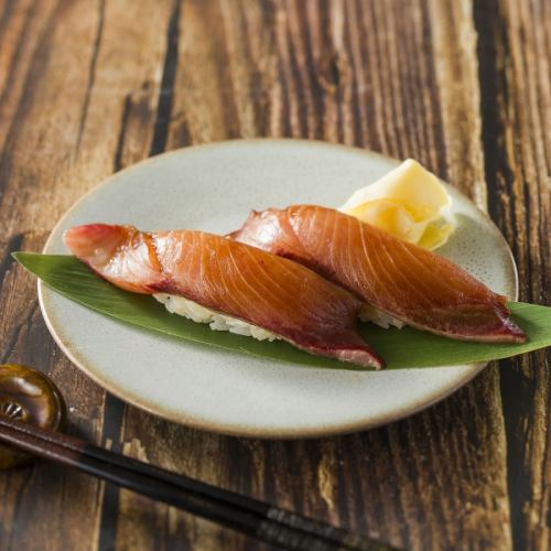 Pickled yellowtail nigiri sushi (2 pieces)