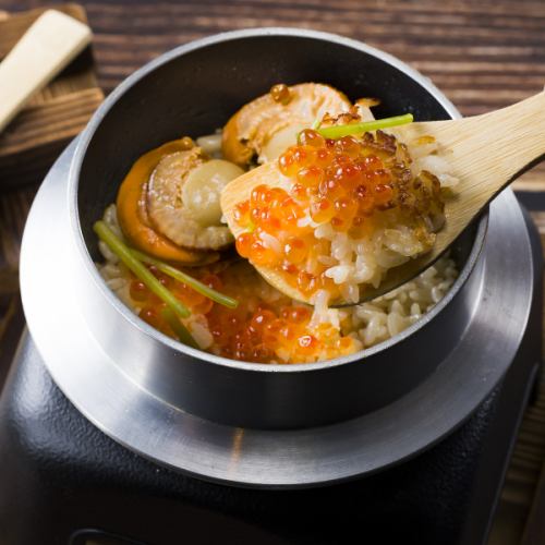 Salmon roe and scallop rice pot