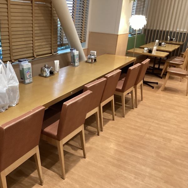 【店内ひろびろでゆったりお過ごしいただけます♪】木目調の床と清潔感のある白い壁が落ち着ける居心地の良い空間を演出◎