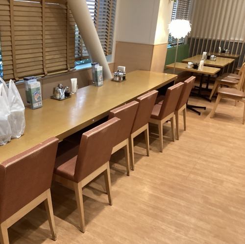 <p>【店内ひろびろでゆったりお過ごしいただけます♪】木目調の床と清潔感のある白い壁が落ち着ける居心地の良い空間を演出◎</p>