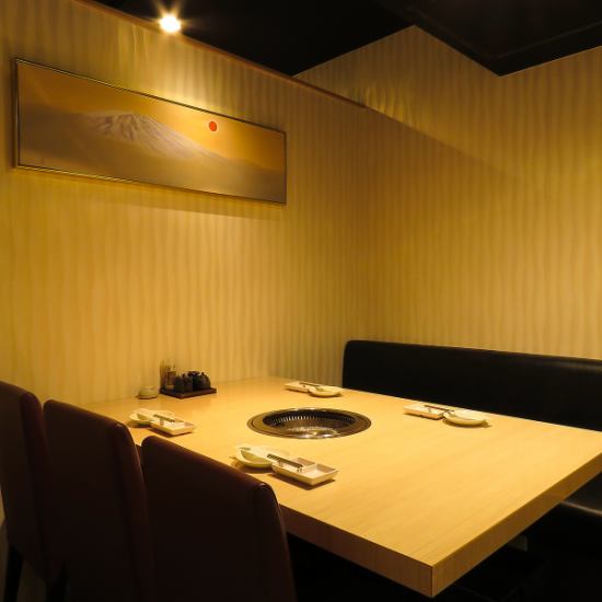 完全個室！白を基調とした上質な空間でお食事をお楽しみください