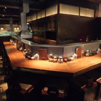 Atsatsu，酥脆！在柜台炒油炸串。这是一个愉快的座位，您可以在附近看到厨师的手工艺品。