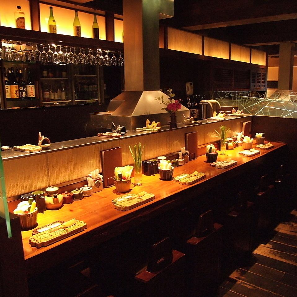 您可以在我們高品質的吧台座位上享用上等的炸串和您喜歡的酒水。