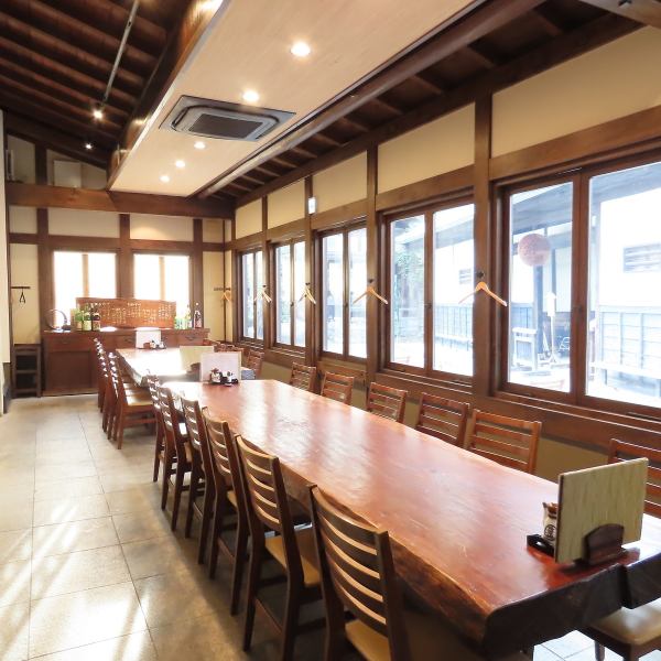 【宽敞的餐厅里的美味佳肴】设有最多可容纳20人的餐桌座位。请在清酒酿造厂特有的日式主题的轻松空间中慢慢享用美食。