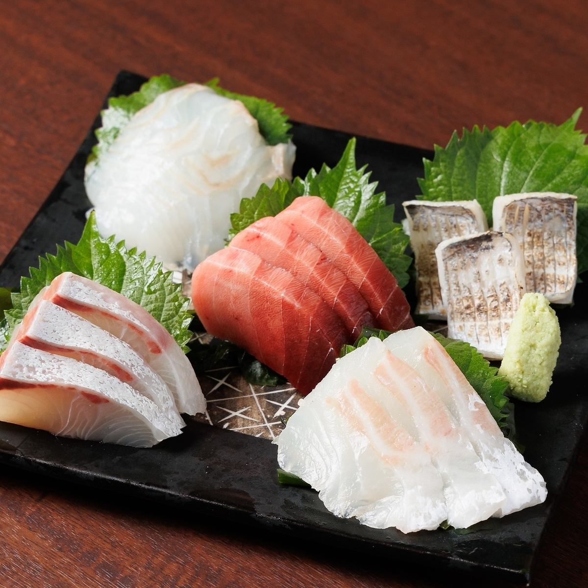 We also have Japanese courses such as sashimi made with fresh seafood!