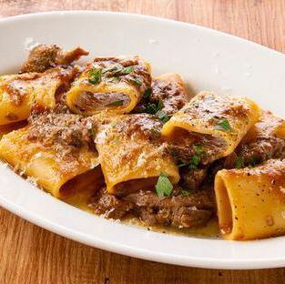柔らかく煮込んだ牛肉と玉ねぎのラグーパッケリ