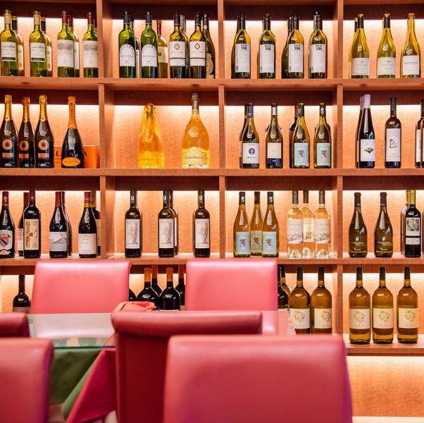 ワインが壁一面に立ち並ぶ店内で優雅にお食事♪汐留の欧州酒場で楽しい時間をお過ごしください！