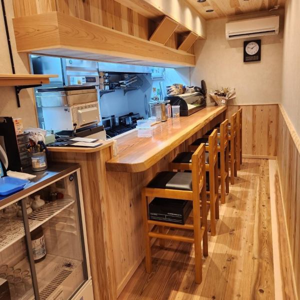 [Warm wooden interior] The wooden interior, made of cedar wood, is clean and calming. It is a restaurant where you can enjoy delicious drinks and food. There are 5 counter seats available for single diners.