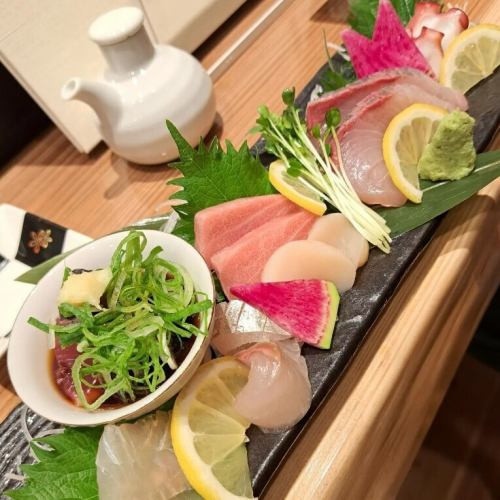 Assorted sashimi using local fish from Mie and fresh seasonal fish from all over Japan.