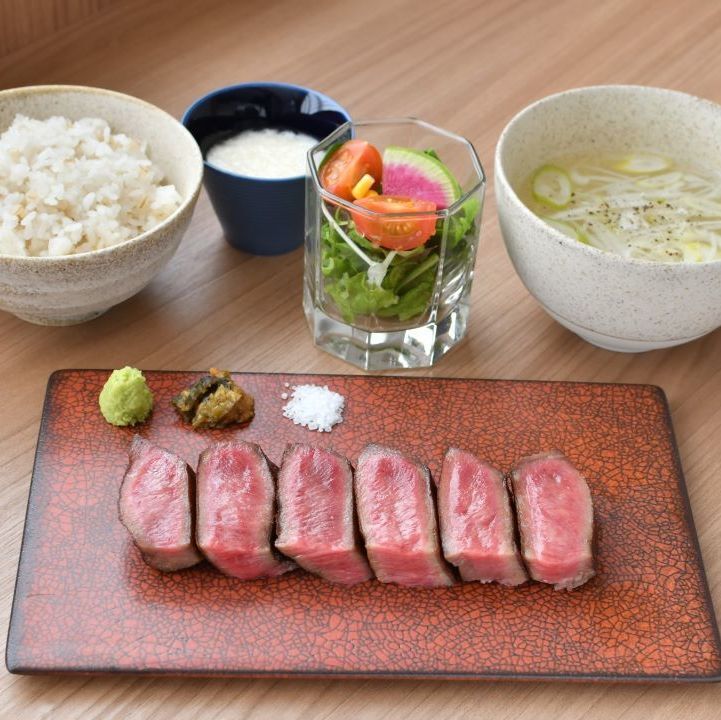 職人こだわりの絶品「極牛たん」やトロたんタタキは必食！