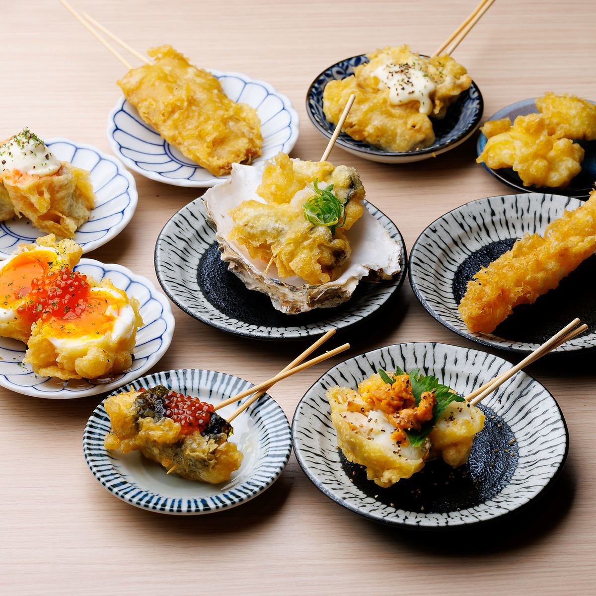 魚と天クシ、 地酒が揃う隠れ家酒場。カウンターでの立ち飲み、テーブル席もあります