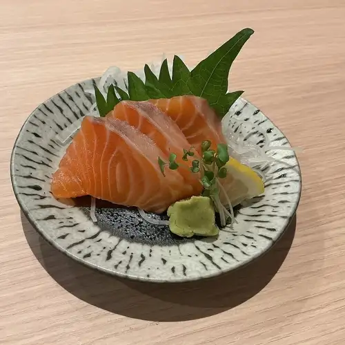 [Single Sashimi Dishes] Raw Salmon Sashimi / Squid Sashimi / Seared Pickled Mackerel