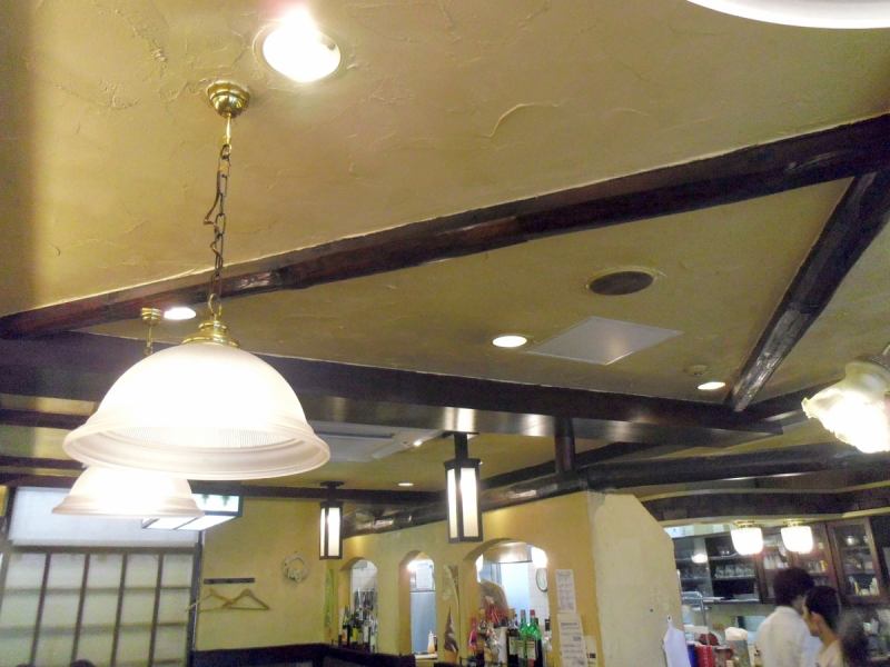 Cute lighting illuminates the inside of the store warmly.A cozy restaurant with a calm atmosphere.