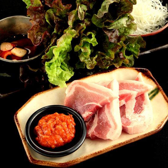 You can enjoy A5-ranked Yamagata beef near the station♪