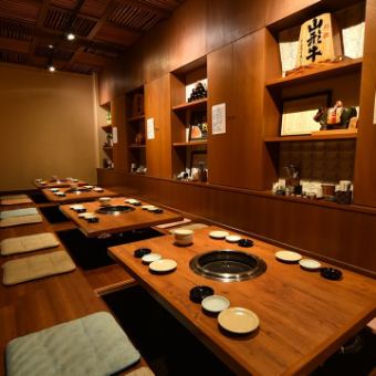 Perfect for large parties! In addition to the [Horigotatsu tatami room] that can accommodate up to 20 people, there is also a [Long table] that can seat up to 10 people at one table (with two stoves), and a semi-private room with partitions around the [Box seat]. there is.