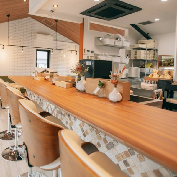 [One person is welcome ◎] There are 5 + 3 counter seats, so it's perfect for a short break or a break! It's a cozy and comfortable place where even one person can drop in.
