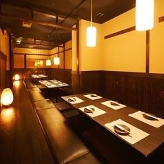 木の温もりが溢れる店内は2名様～最大120名様まで大小様々なタイプの個室席をご用意しております♪個室空間は、梅田駅での接待や女子会、歓迎会や送別会など各種宴会を演出致します♪テーブル席や掘りごたつタイプの個室空間はお子様連れでも安心の広々とした個室空間となっております♪合コンや街コンの相談も◎個室居酒屋