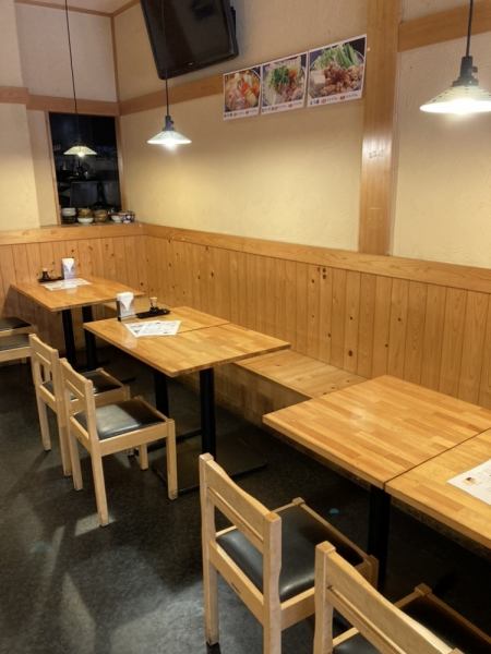 席人数にゆとりのあるテーブル席を多数ご用意しております。1名様から10名様以上の宴会までどんなシーンでも幅広くご利用いただける店内となっております！
