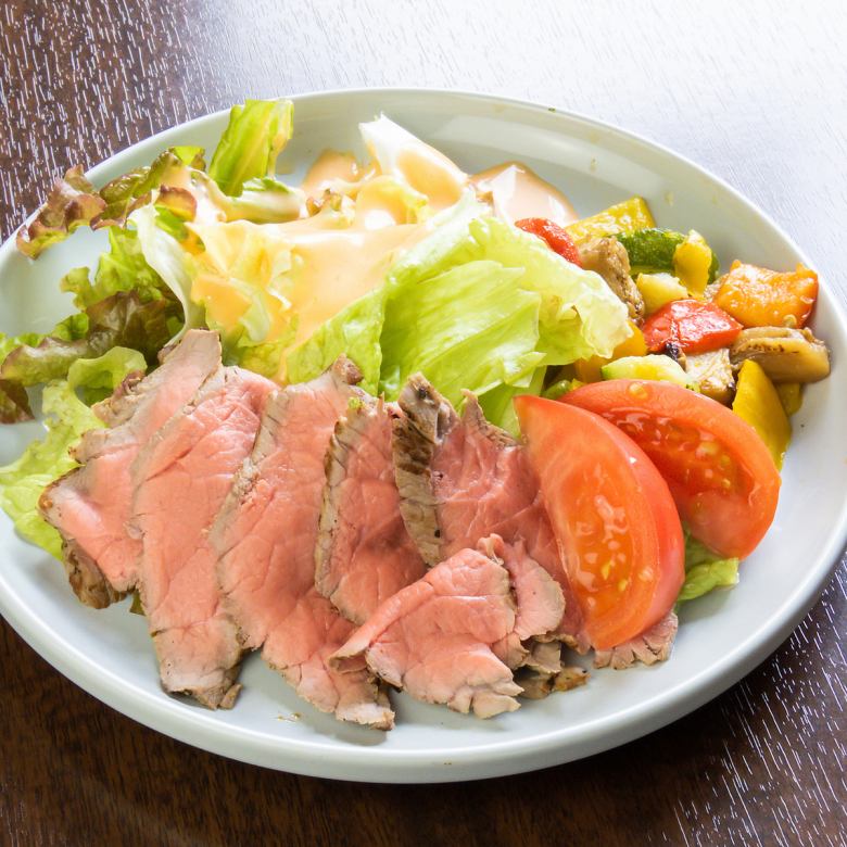 Roast beef and vegetable salad