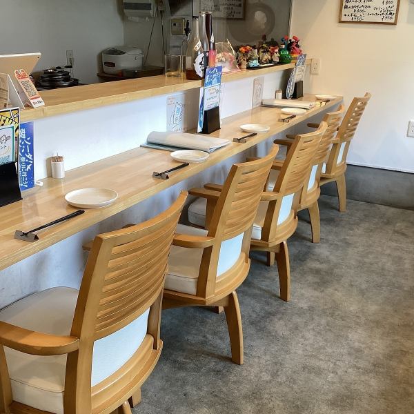 ゆったりとしたカウンター席！明るく温かい雰囲気の店内は各種宴会や飲み会など様々なシーンにてご利用いただけます☆学生さんの宴会にもオススメ！