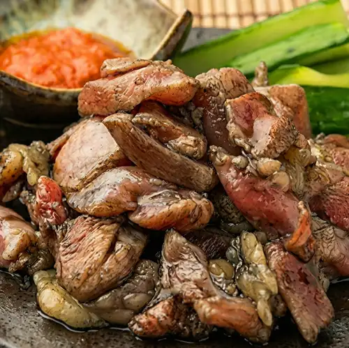 炭火で豪快に仕上げた名物の地鶏の黒焼き！