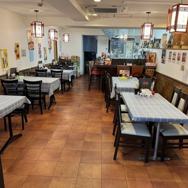 【20名様以上の貸切も対応！】落ち着いた雰囲気の本格中華料理店で、全30席のテーブル席を完備しております。香港料理や広東料理を心ゆくまで堪能できる、リラックスした時間を提供いたします。友人や家族、同僚との大切な時間を、プライベートな空間で思いっきり楽しむことができます！