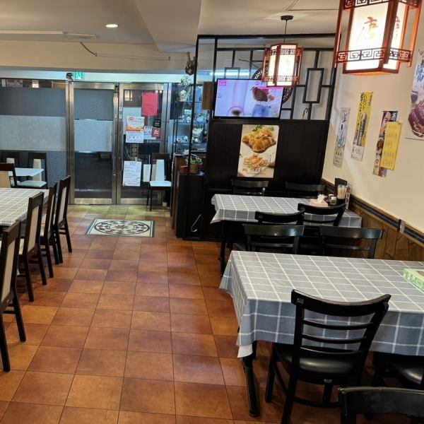 【広々なテーブル！料理を沢山頼んでも安心♪】当店のテーブル席は全30席を完備しており、広々とした間隔を保つことで、ゆったりとした時間を過ごせる空間を提供しております。ご友人やご家族との特別なお食事、ビジネス会食にも最適です。本格料理を楽しみながら、心地よい会話を楽しむひとときをお過ごし下さい。