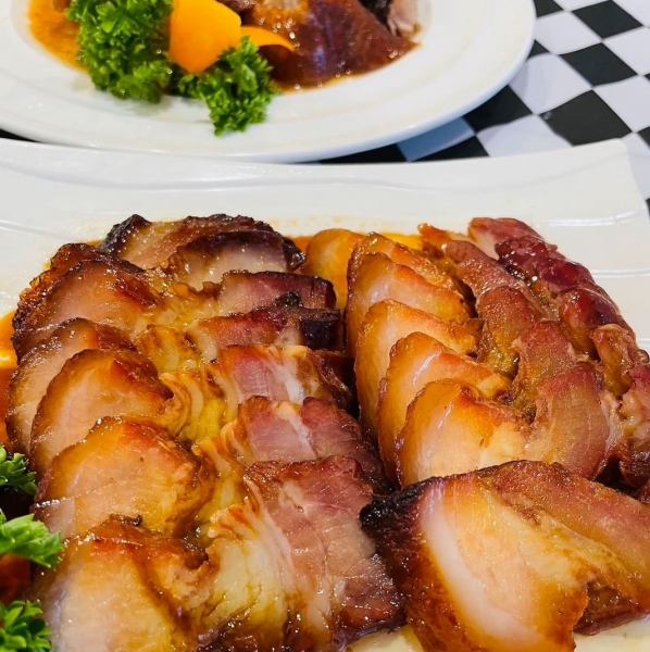 香港料理の真髄を味わえる逸品料理。さっぱり感と濃厚な味わい◎【釜焼きチャーシュー】