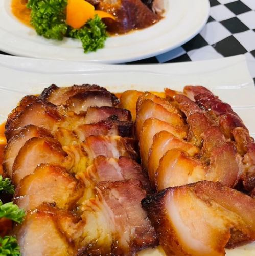 香港料理の真髄を味わえる逸品料理。さっぱり感と濃厚な味わい◎【釜焼きチャーシュー】