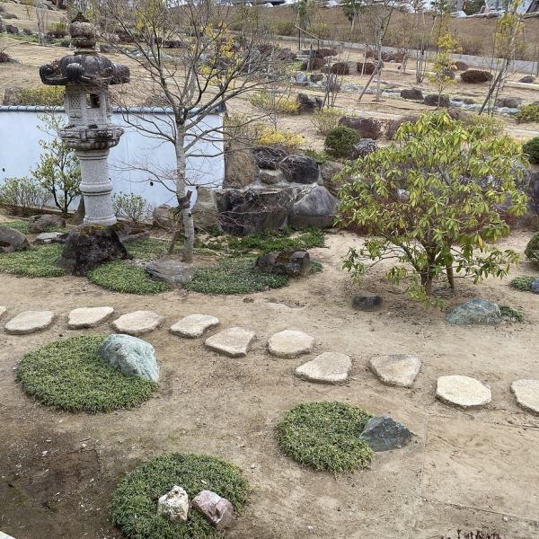 自然に囲まれた店内には、四季折々の景色を望む窓際席をご用意◎庭には季節ごとの花々や桜、もみじが彩りを添え、心落ち着くひとときを演出します★カフェで過ごす時間が特別な体験となる開放感あふれるロケーションは、お集まりをより楽しいひとときに変えてくれます☆