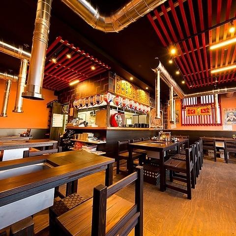 【店内イメージ写真です】気軽に立ち寄ってワイワイ楽しめる！カジュアルな雰囲気の店内は、職場の方にも友達同士でも集まりにもぴったりです。くつろいで座れるテーブル席は4名様と6名様席をご用意しており、少人数でのご利用はもちろん、大人数でのご宴会にも対応できます！