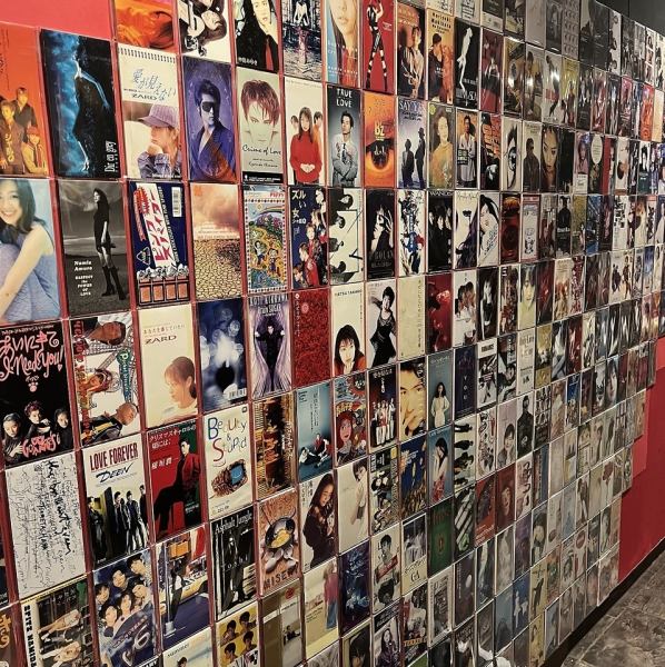 店内入口に続く廊下には様々な音楽グッズが展示してあります◎