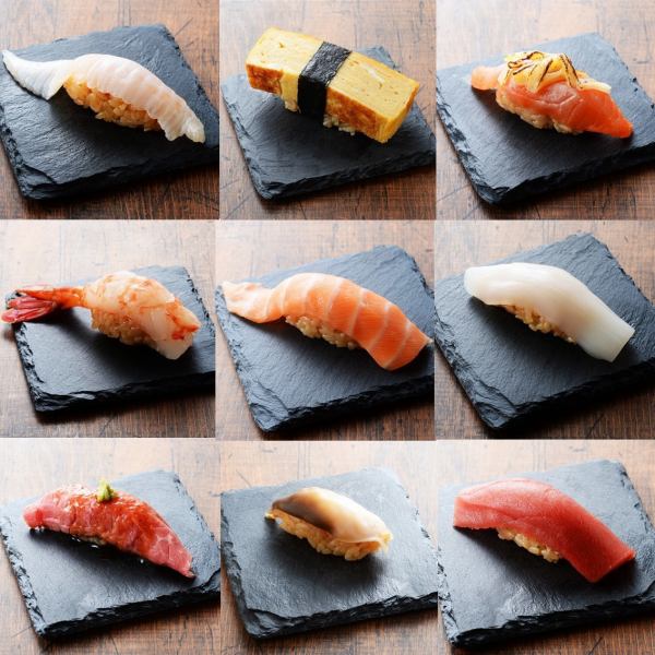 【手握寿司】种类繁多的手握寿司，从普通手握寿司到洒落的三文鱼籽手握寿司，鳗鱼手握和牛手握寿司，种类繁多。