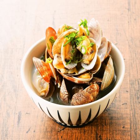 Sake-steamed clams with dashi flavor