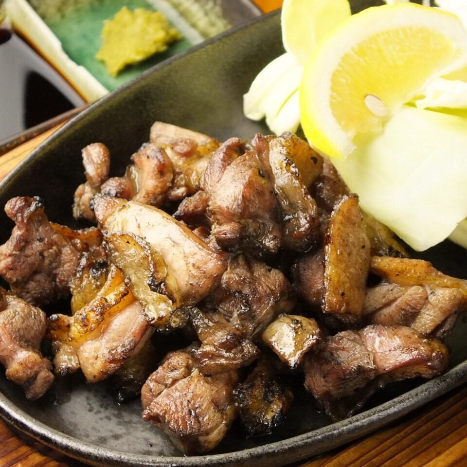 当店自慢のバラ焼の焼き鳥はもちろん、お肉のたたきやお刺身も◎