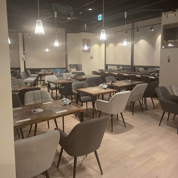 JR西千葉駅より徒歩1分、ビルの2階に店を構える【CAFE@香港】。女子会向きな雰囲気で、ホテルラウンジのようなおしゃれなモダン空間が広がります。美味しいコーヒーはもちろん、本格的な香港風味の中華料理や洋食、そしてお酒もご用意してます★電源・WIFIもあるため、ちょっとした作業にも◎