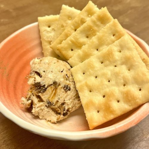 プルーンのハニーチーズとクラッカー添え