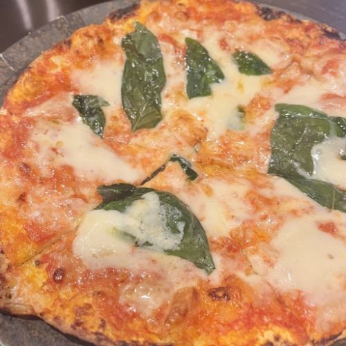 自家製トマトソースのマルゲリータ風ピッツァ