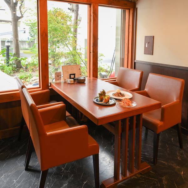 店内はカウンター席、テーブル席、半個室の席をご用意しております。半個室席は12名様までご利用頂く事ができ宴会にも最適です。