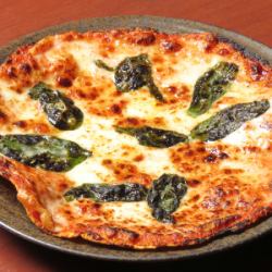 自家製トマトソースのマルゲリータ風ピッツァ