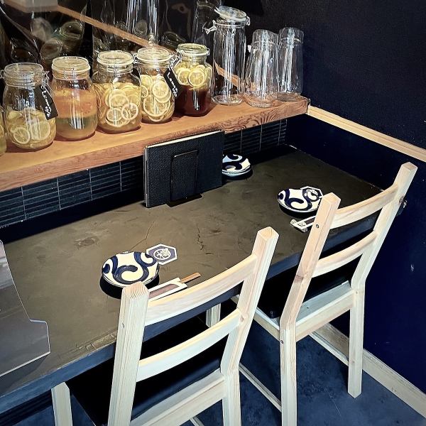 フロア全体にアルコールを檸檬漬けした瓶が至る所に飾ってあります。