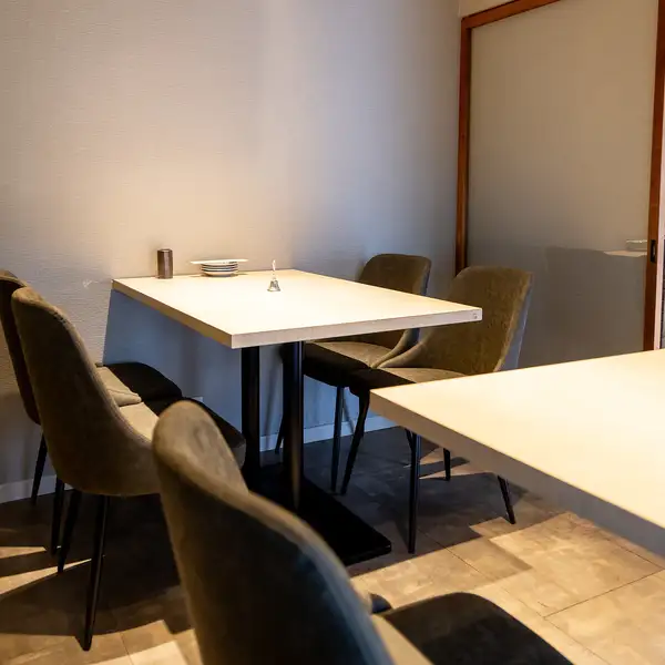 最大10名まで対応可能な個室とテーブル席を完備。4名掛けの個室は2部屋あり、プライベート感を大切にした集まりに最適です。落ち着いた雰囲気の中、宴会や会食で料理と会話をゆっくり楽しめます☆シーンに応じて席を選べ、人数や目的に合わせたレイアウトが可能。親しい集まりにも会社宴会等の中規模宴会にも対応。