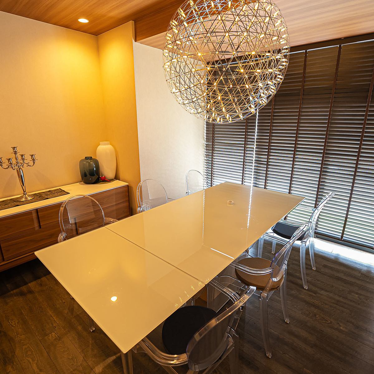 Feel luxurious in the spacious and comfortable space.There are private rooms for 6 to 8 people.