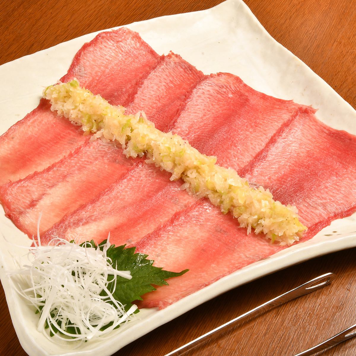 Luxuriously use the tongue of carefully selected Japanese black beef! With green onion salt sauce ♪