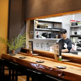 お一人様もゆったりくつろげるカウンター席をご用意しております。