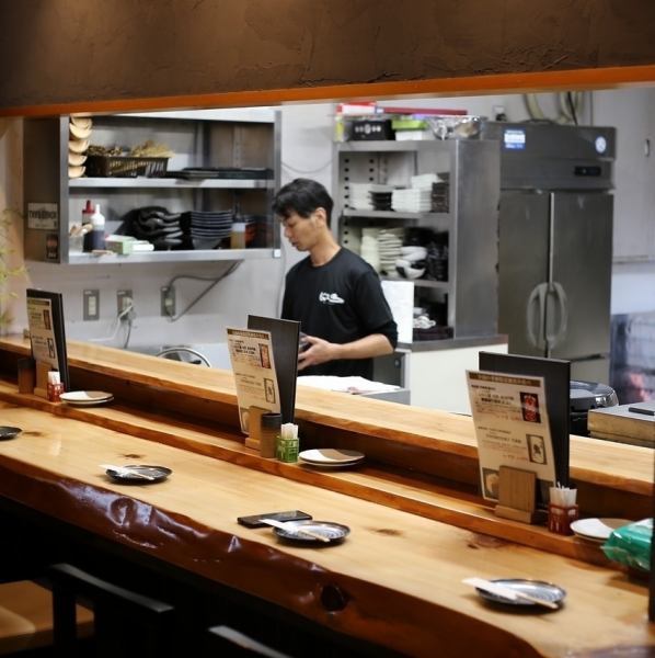 当店は他にカウンター席、掘りごたつ席、座敷席をご用意しております！足元から温かみを感じられる居心地の良い掘りごたつ席、おひとり様でも気軽に利用できる落ち着いたカウンター席、個室でゆったりとくつろげる座敷席など、それぞれの用途や人数に合わせてご利用しやすいお席をお選びください。お待ちしております！