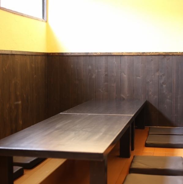 ゆったりと落ち着いてお食事ができる個室をご用意！木のぬくもりが感じられる温かみのある空間で、ゆっくりとおくつろぎください♪大切な人とのデートや、大切なお客様とのお食事にもぴったりです。また、ご家族でのお食事や、女子会にもご利用ください！20名様までご利用が可能です。是非お気軽にお問い合わせください！