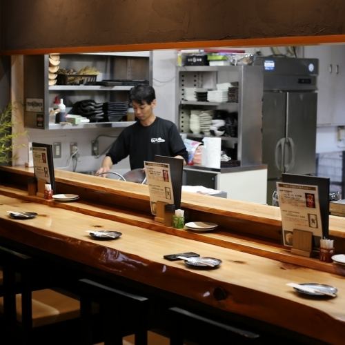 カウンター席で気軽に魚とお酒が楽しめる！